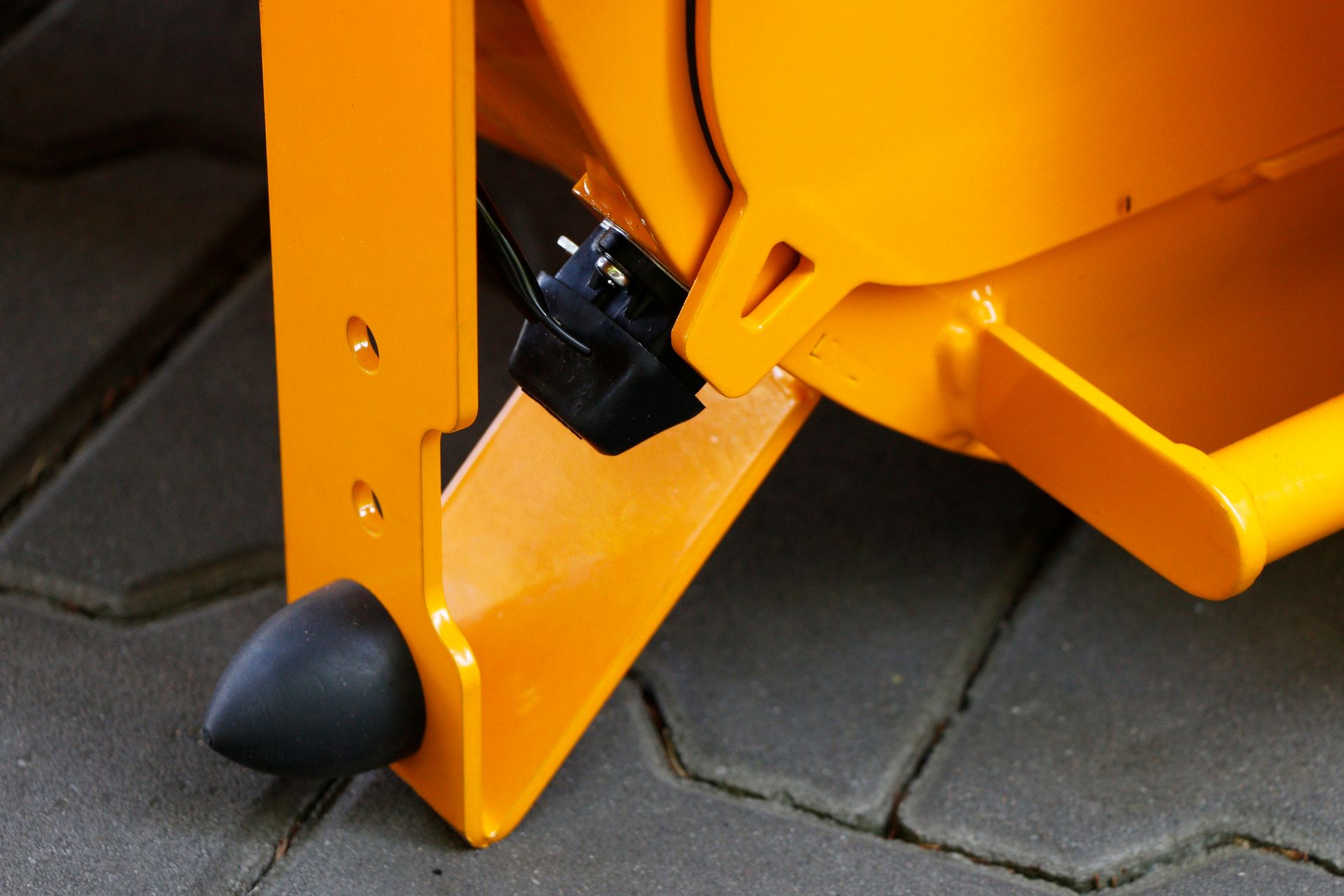 Eine Nahaufnahme eines gelben Objekts auf einem Ziegelboden