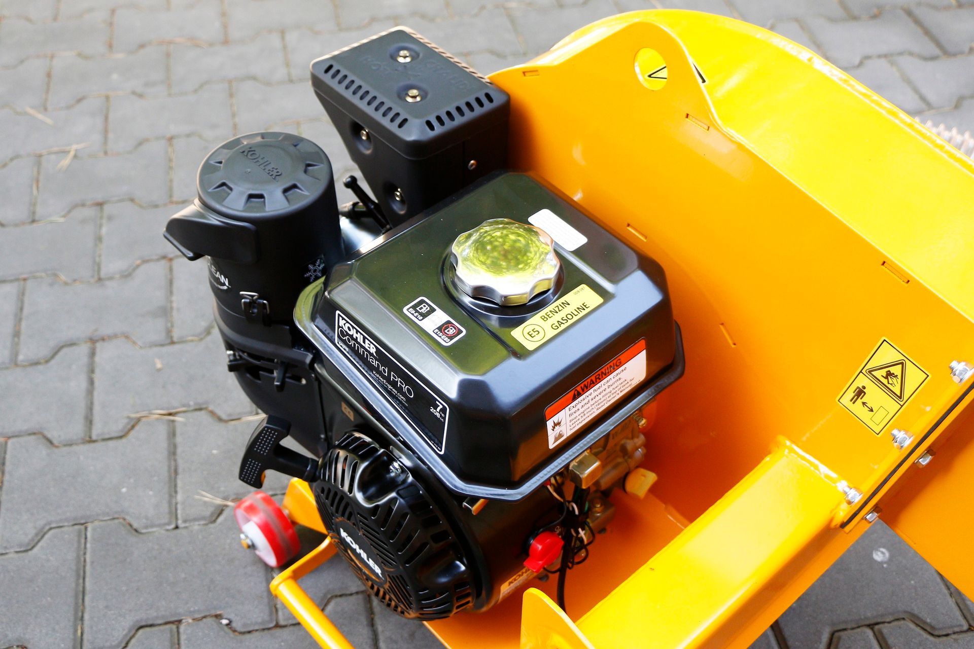 Eine Nahaufnahme einer gelben Maschine mit einem schwarzen Motor