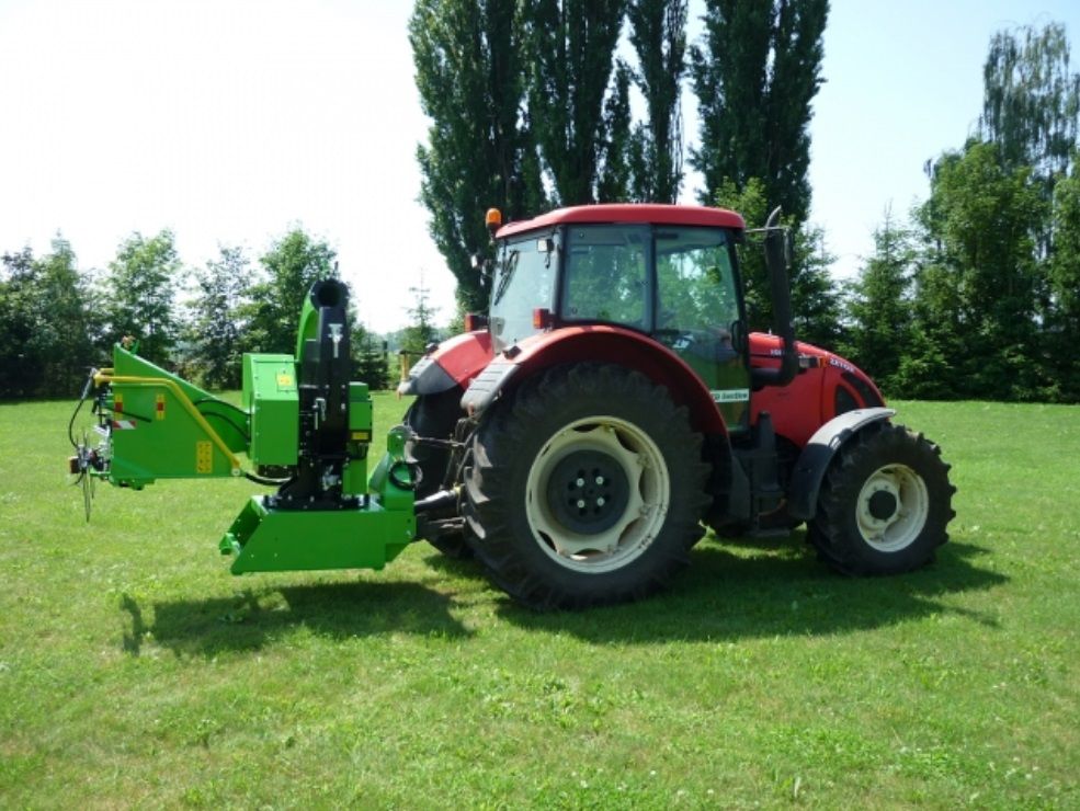 Ein roter Traktor steht auf einer Wiese