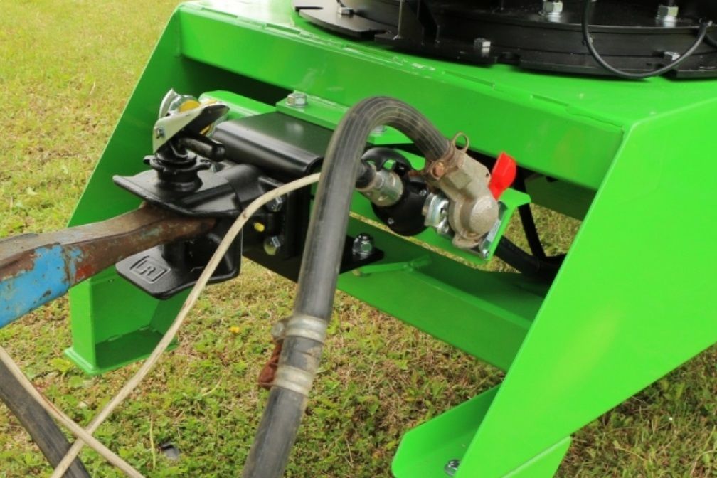 Ein grüner Anhänger mit einem daran befestigten Schlauch.