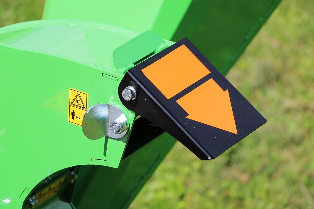 Eine grüne Maschine mit einem orangefarbenen Pfeil nach unten