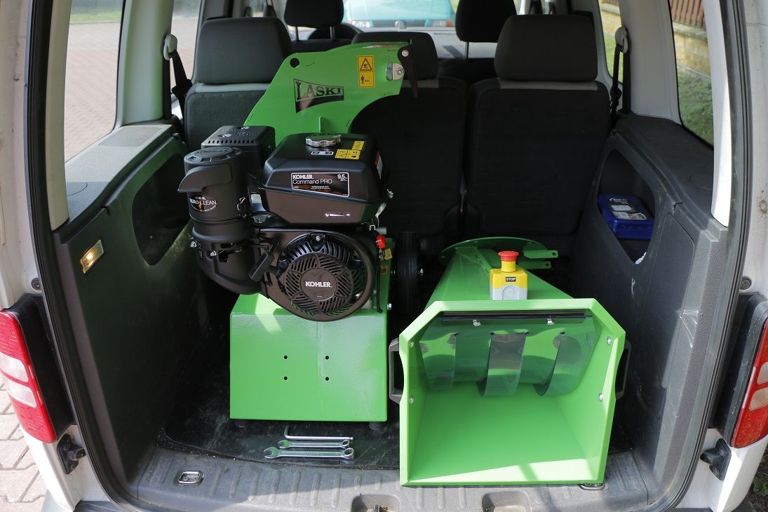 Auf der Ladefläche eines Lieferwagens steht eine grüne Maschine.