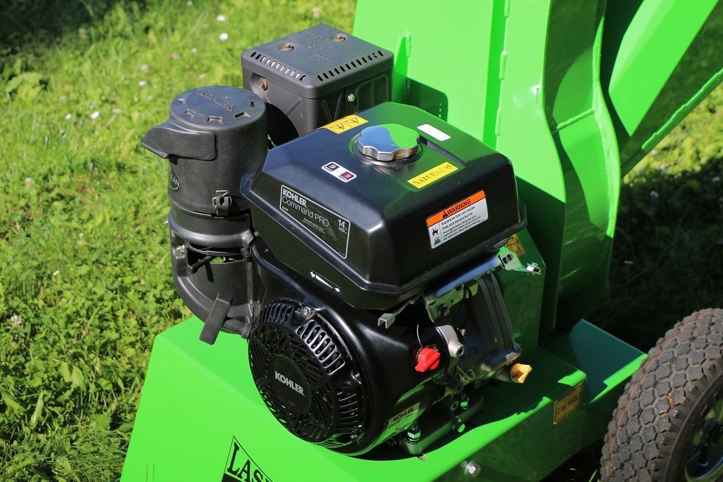 Eine grün-schwarze Lokomotive sitzt auf einer grünen Maschine.