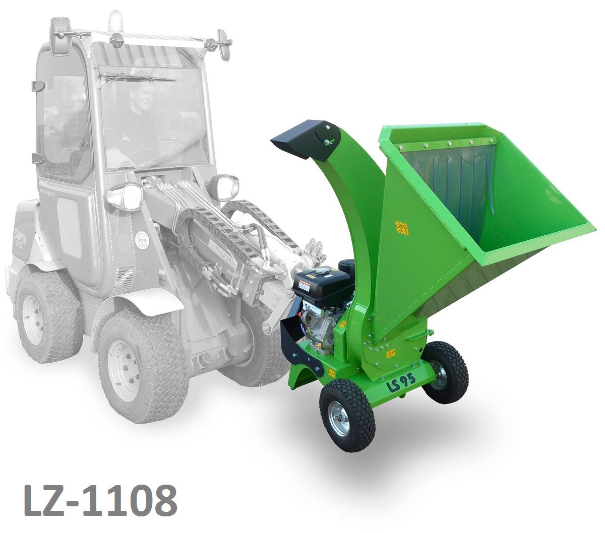 An einem Traktor ist ein Grünhäcksler angehängt.