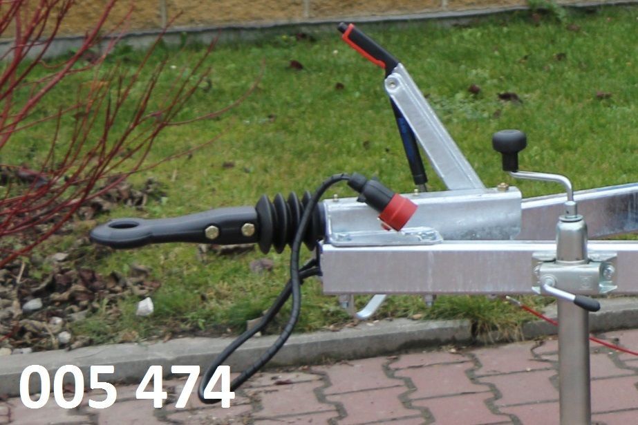 Die Nummer 005 474 befindet sich auf der Seite eines Anhängers