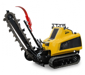 Ein gelber Traktor mit einer daran befestigten Kettensäge
