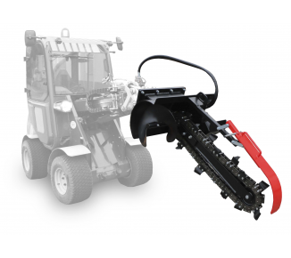 Ein Traktor mit einer daran befestigten Kettensäge