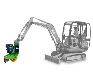 Ein Mann fährt einen kleinen Bagger auf einem weißen Hintergrund.