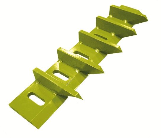 Ein Stück grünes Metall mit scharfen Kanten auf weißem Hintergrund