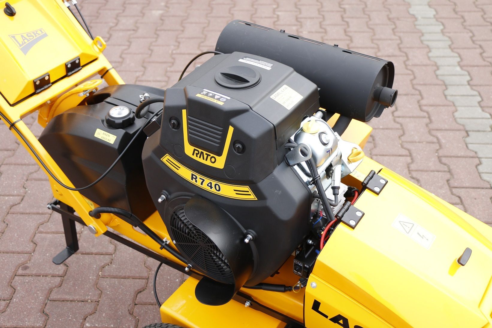 Ein gelber Rasenmäher mit einem schwarz-gelben Motor