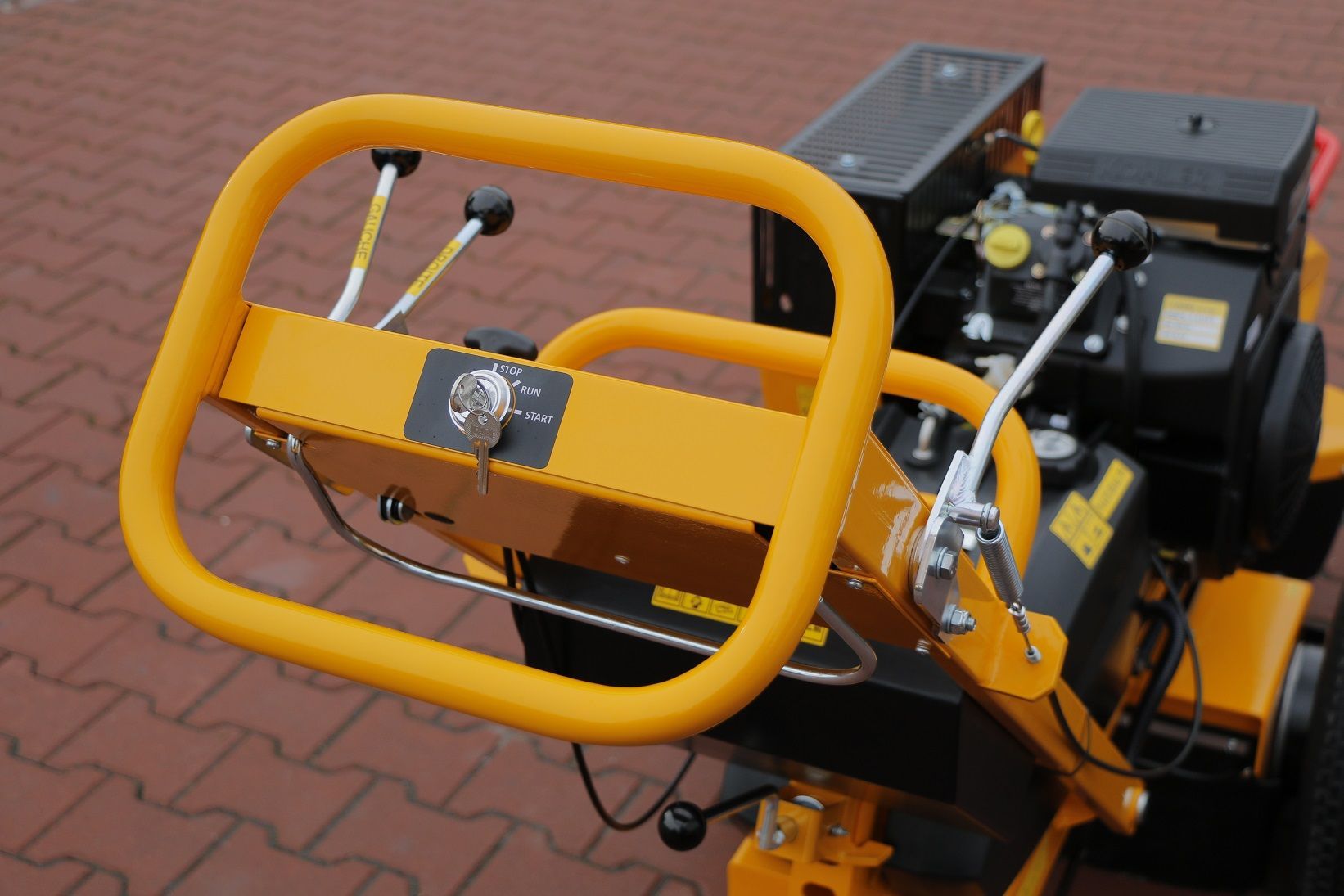 Ein gelbes Lenkrad ist auf einem Rasenmäher