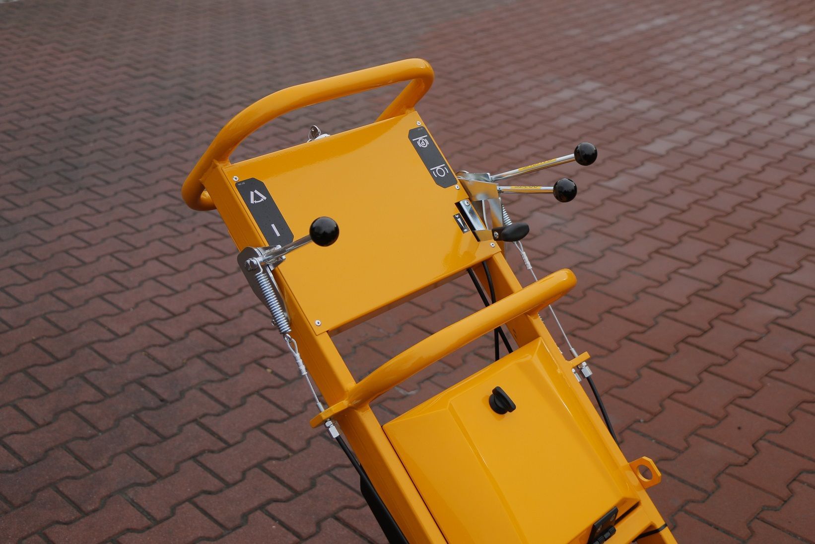 Ein gelber Wagen steht auf einem gepflasterten Gehweg