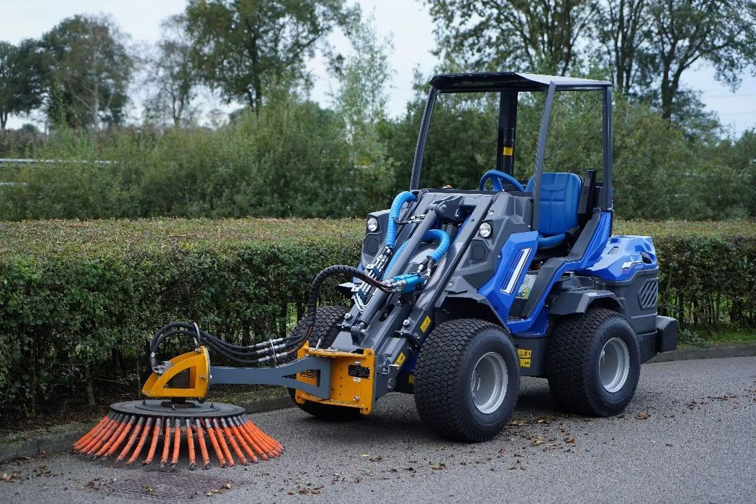 Ein Traktor schneidet Gras auf einem Feld.