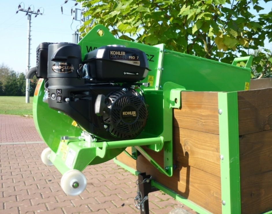 Eine grüne Maschine mit einem schwarzen Motor, auf dem Kohler steht