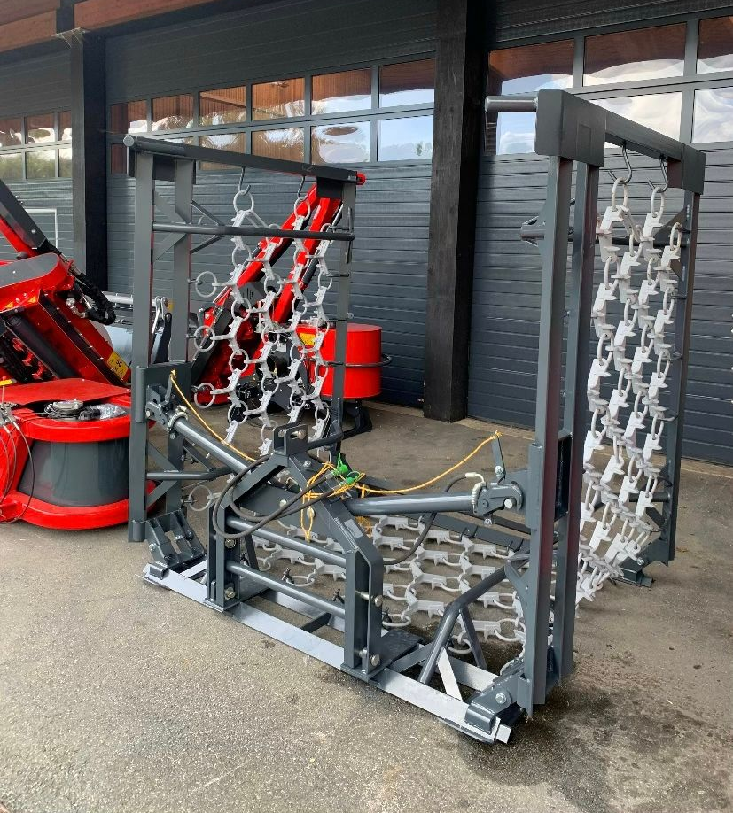 Ein roter Traktor steht am Straßenrand