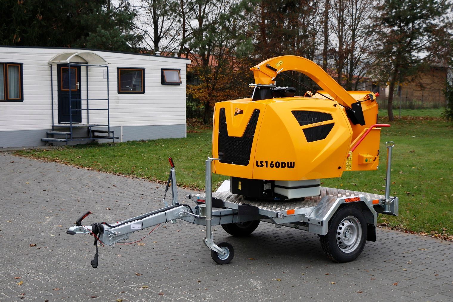 Eine gelbe Maschine auf einem Anhänger mit der Aufschrift lt164348