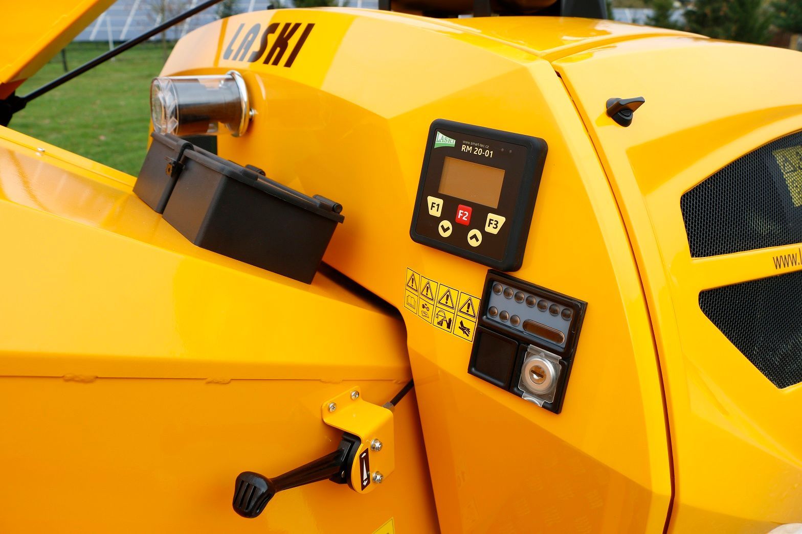 Eine Nahaufnahme einer gelben Maschine mit dem Wort Ski darauf