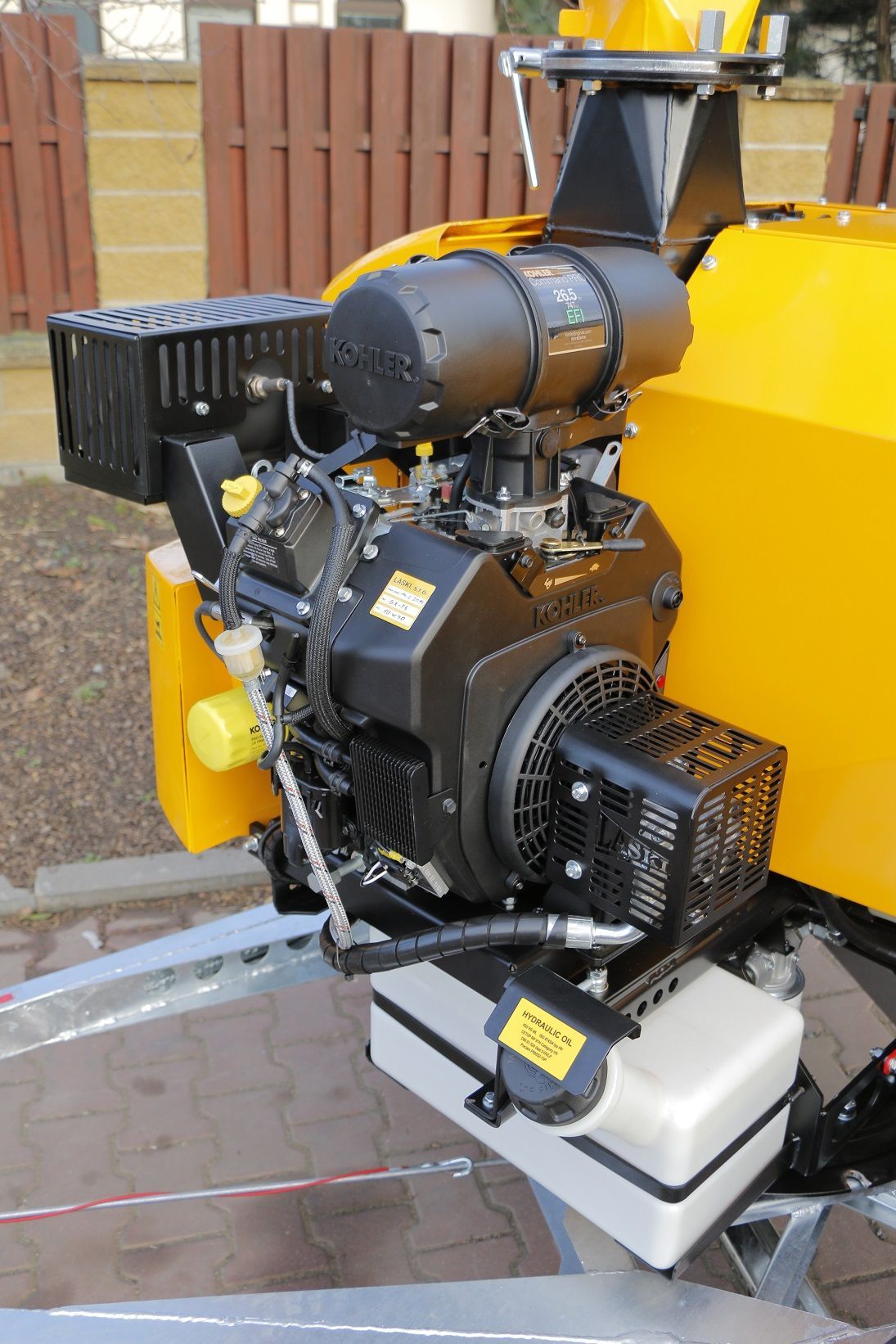 Eine Nahaufnahme einer gelb-schwarzen Lokomotive auf einem Anhänger.