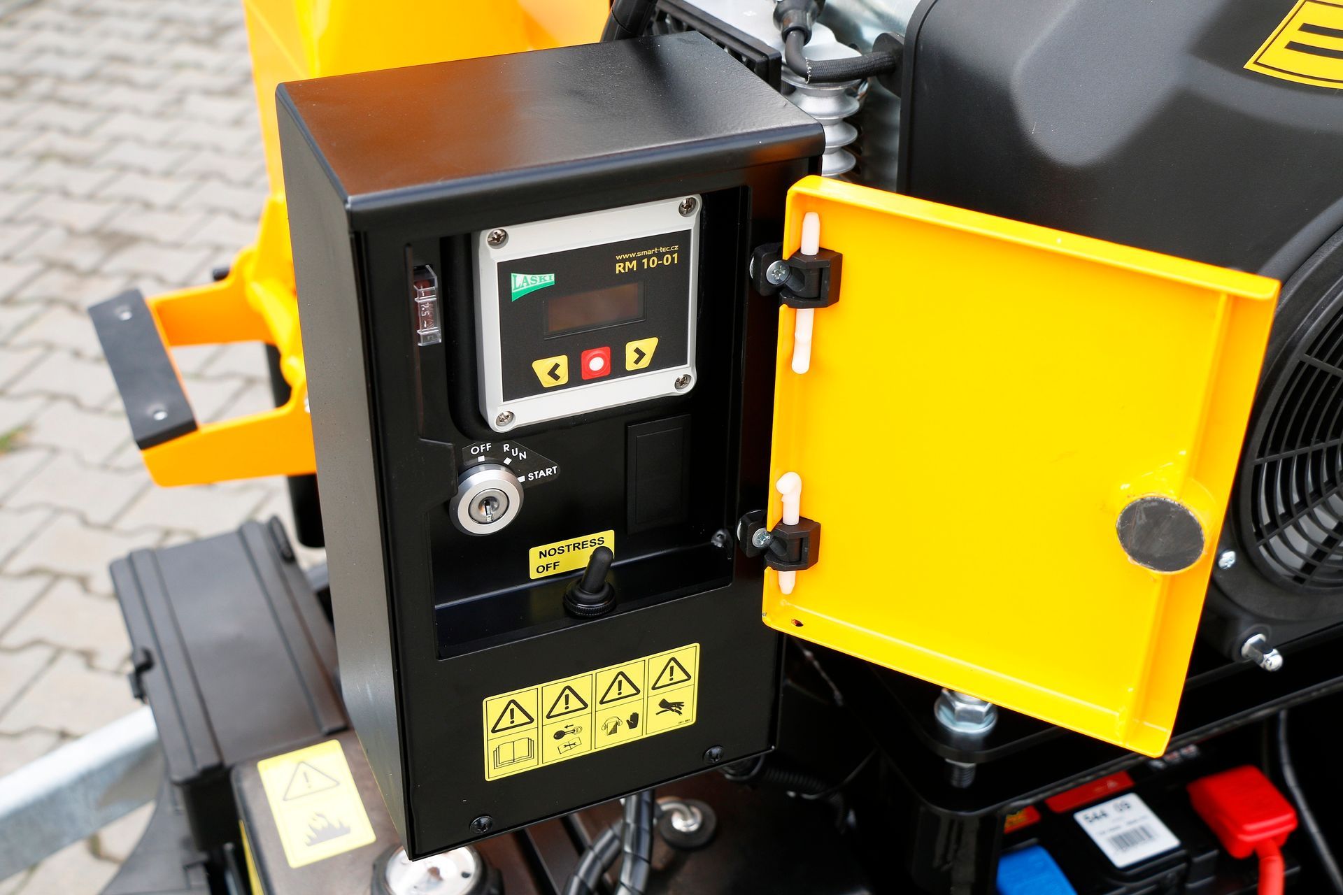 Ein gelber Kasten mit einer Digitalanzeige an der Seite einer Maschine.