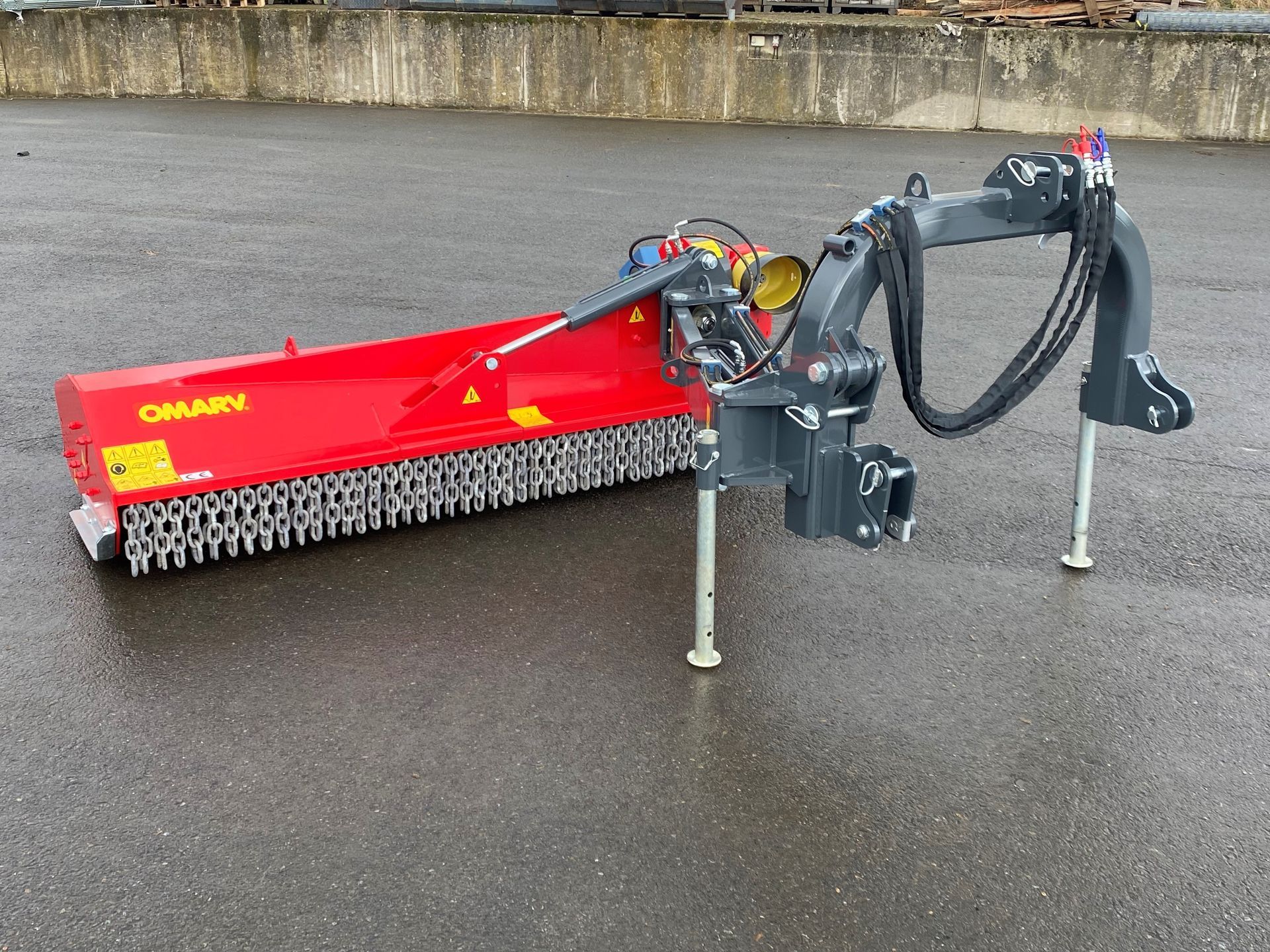 Eine rot-schwarze Maschine mit einem gelben Aufkleber mit der Aufschrift „Omary“