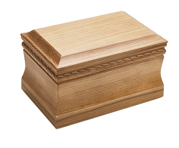 Una piccola scatola di legno su uno sfondo bianco