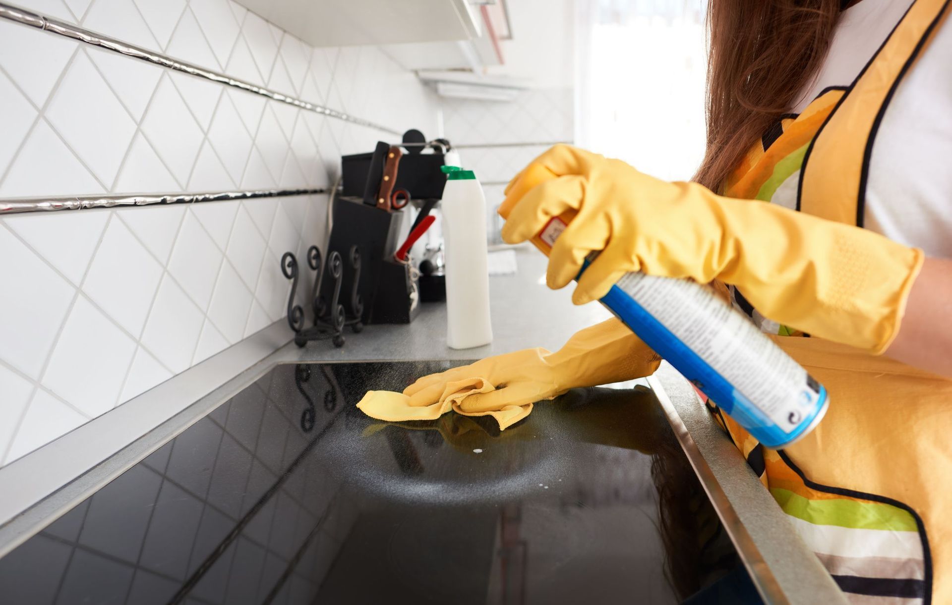 A cleaner using a vacuum cleaner to efficiently clean a carpeted floor, effectively removing dirt and debris.