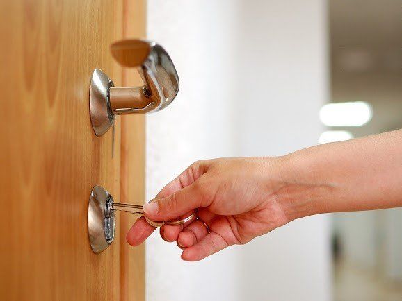 Inserting Door Keys — Phoenix, AZ — Phoenix Access Control
