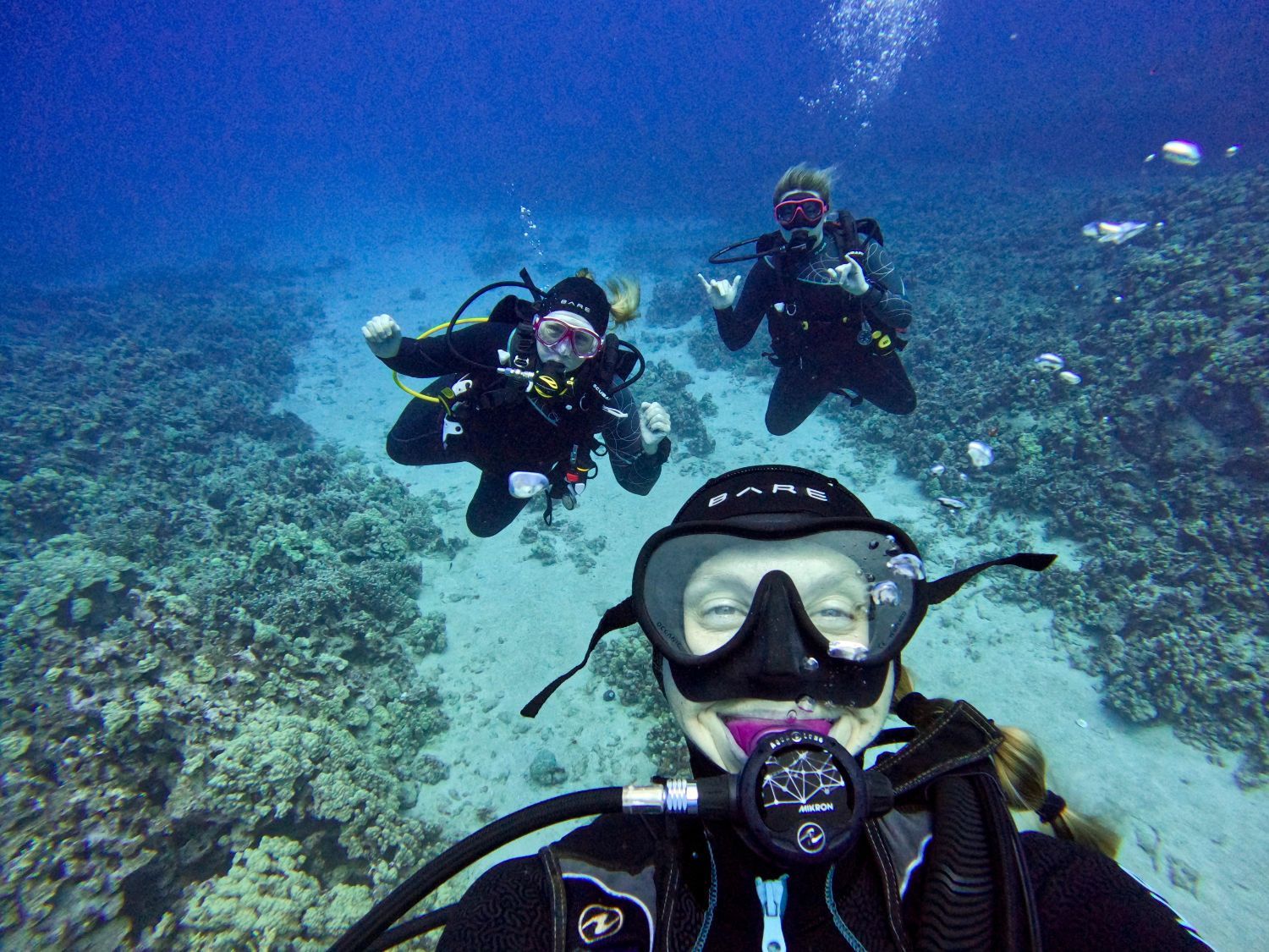 An aerial view of a boat in the ocean.
