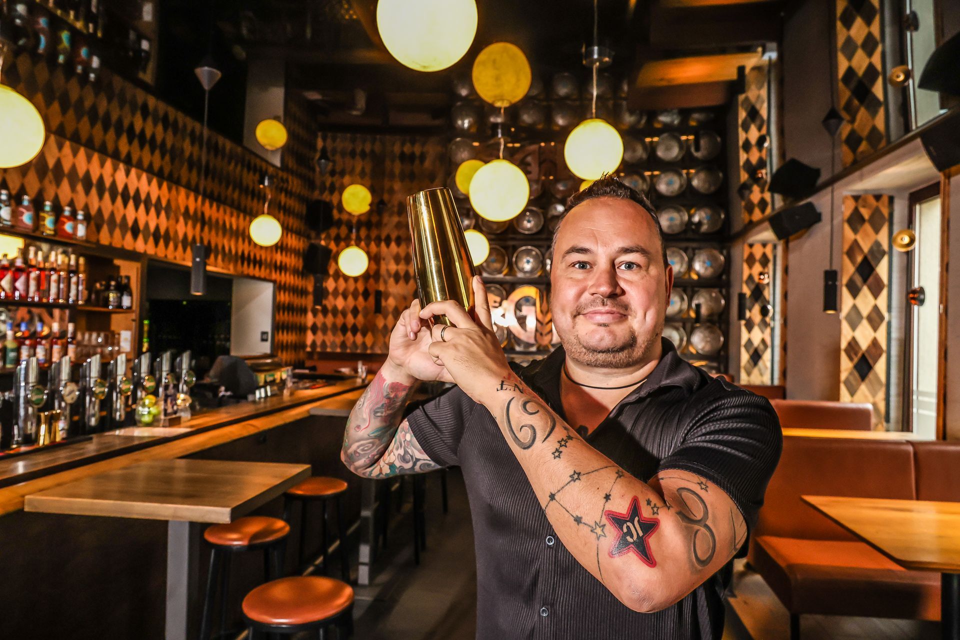 Ein Paar Kopfhörer auf dem Mischpult eines DJs.