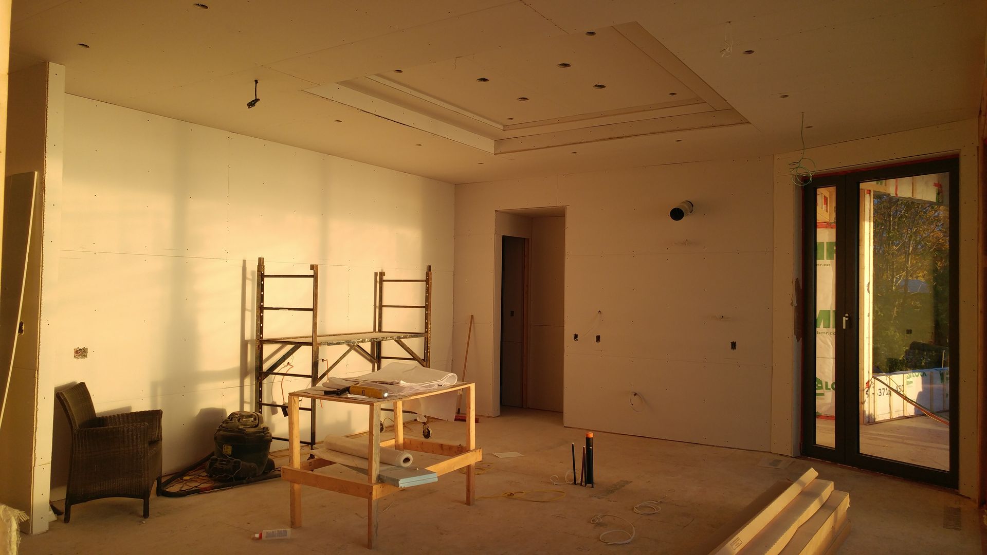 Une pièce vide avec une table et des chaises à l'intérieur