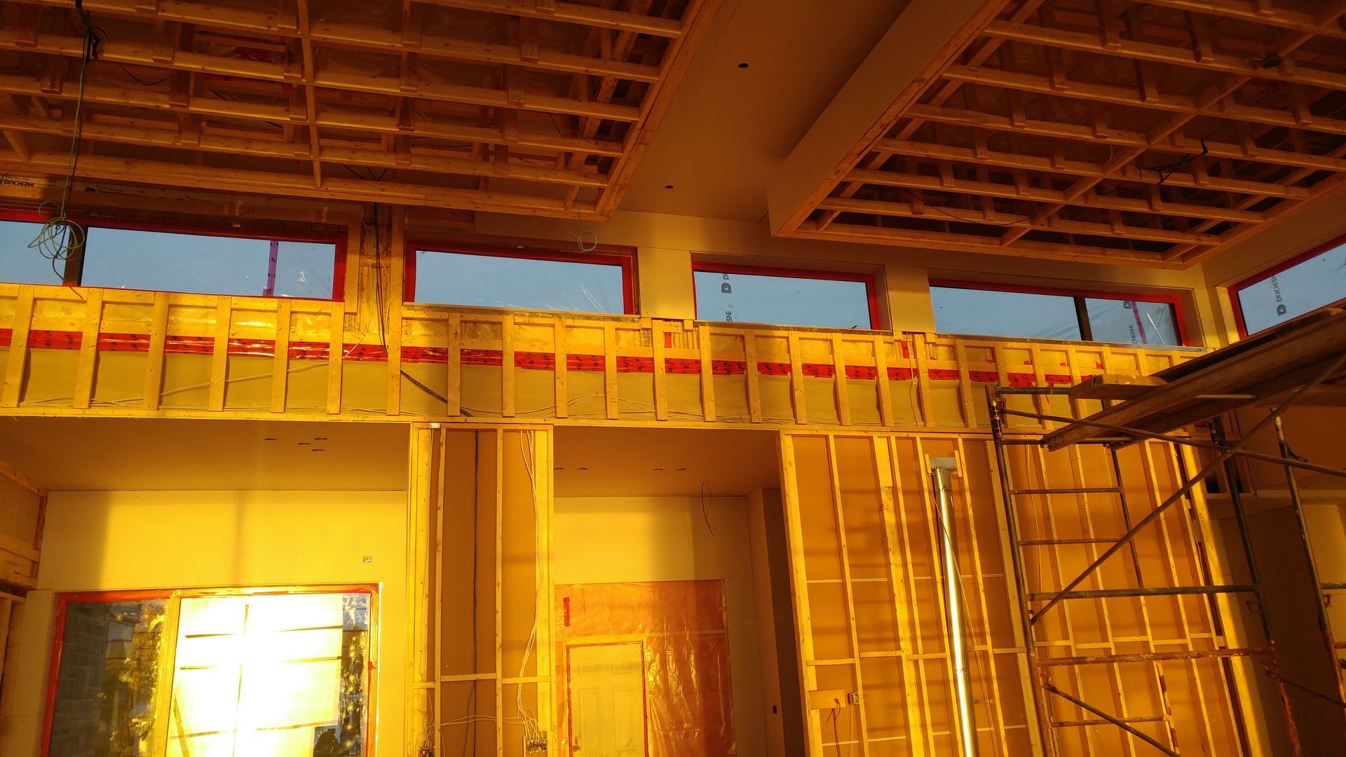 Un bâtiment en construction avec beaucoup de fenêtres et d'échafaudages.