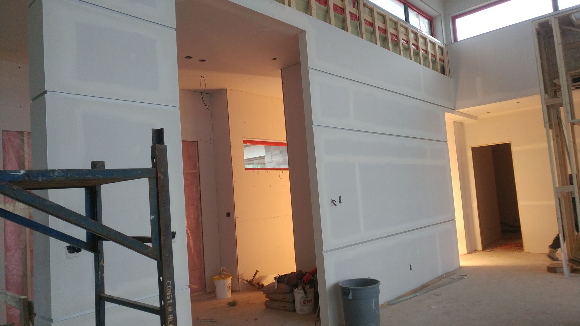 Il y a un échafaudage au milieu de la pièce.