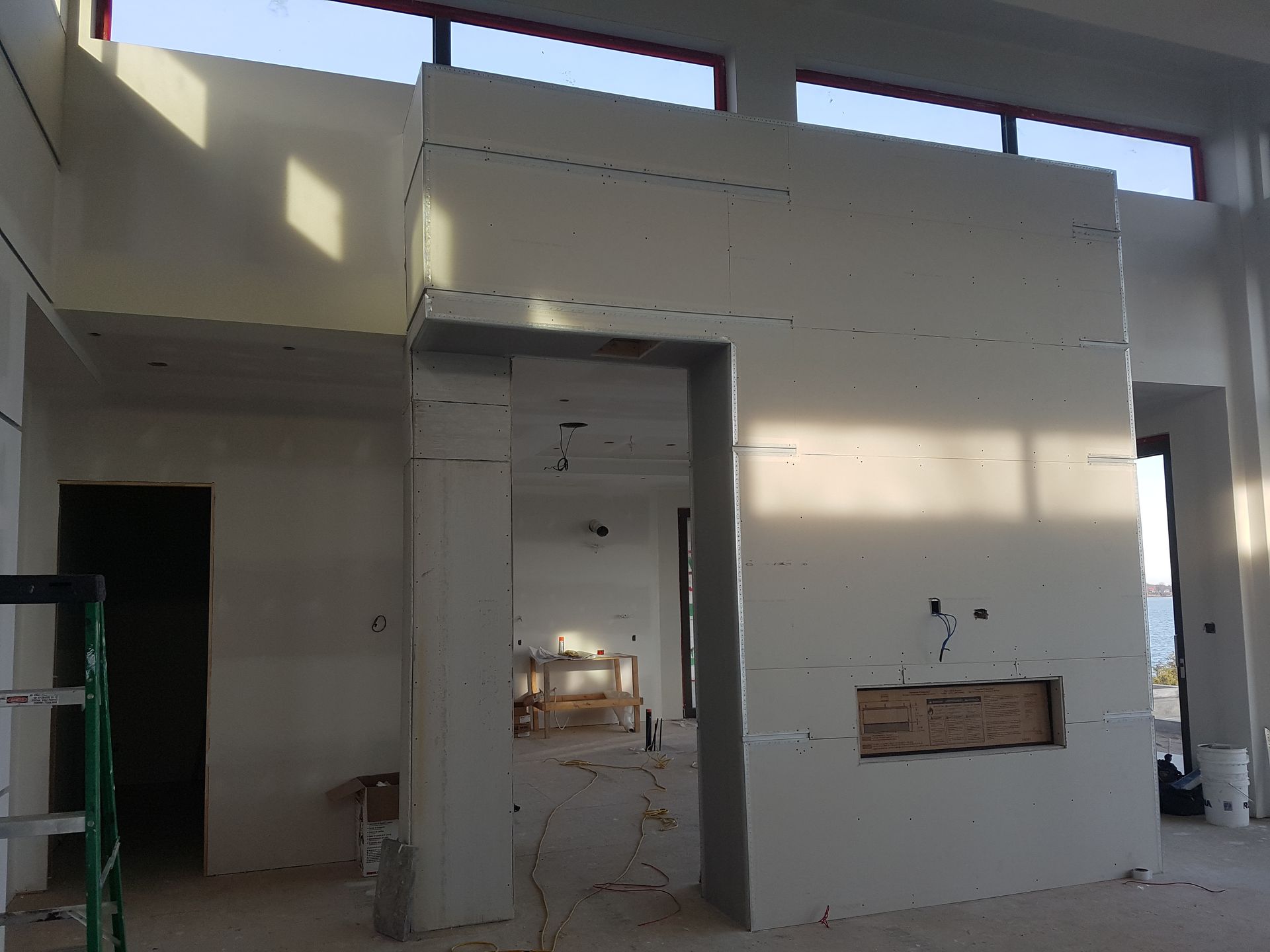 Un bâtiment en construction avec une échelle au premier plan