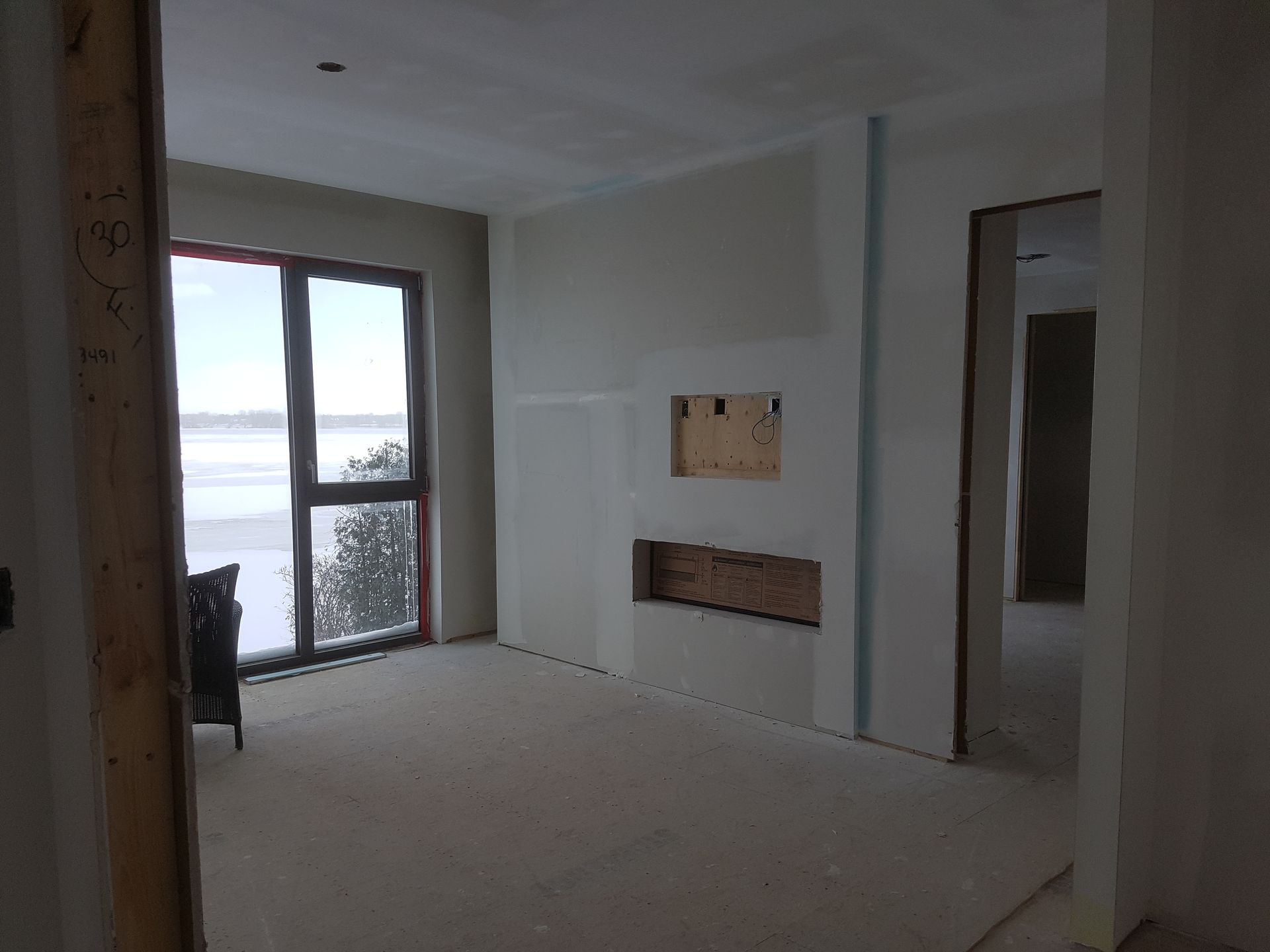 Une pièce vide avec une cheminée et une grande fenêtre