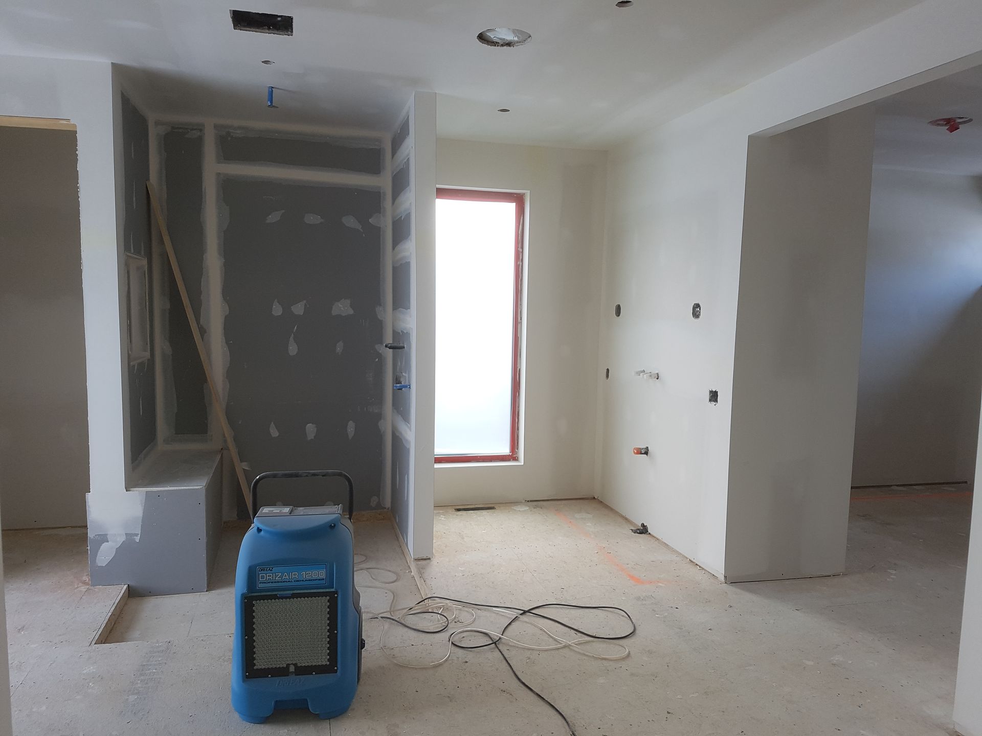 Une pièce vide avec un radiateur bleu au sol