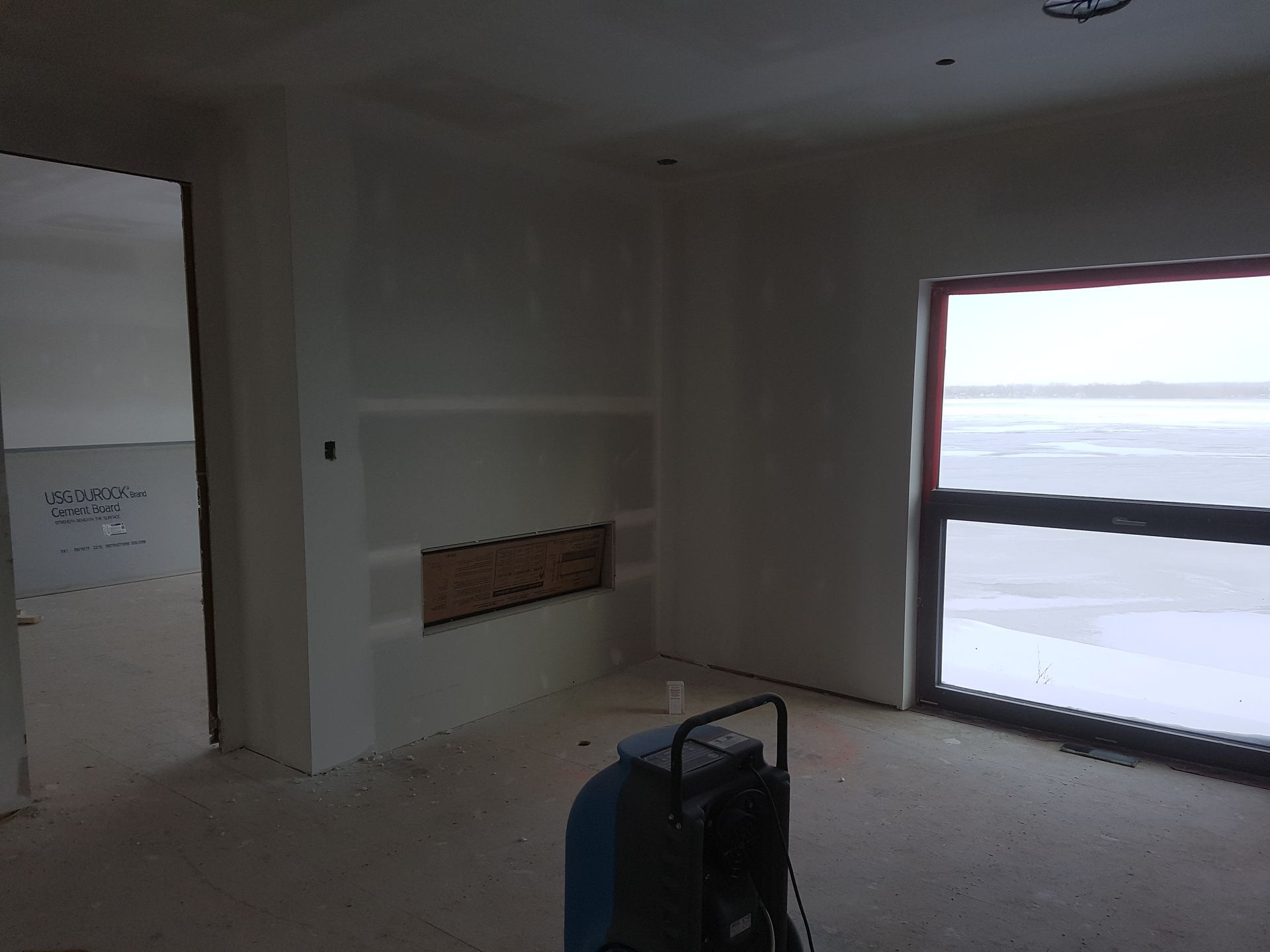 Il y a un aspirateur au milieu de la pièce.