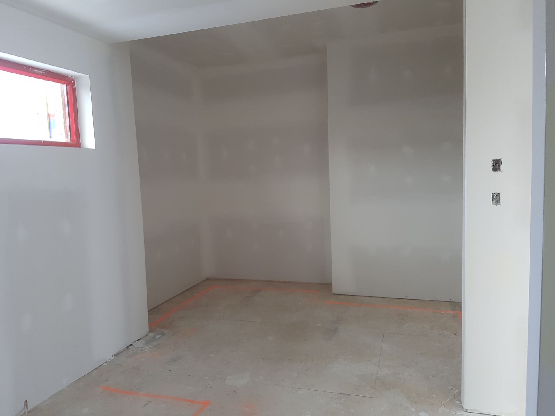 Il y a une fenêtre dans le coin de la pièce.