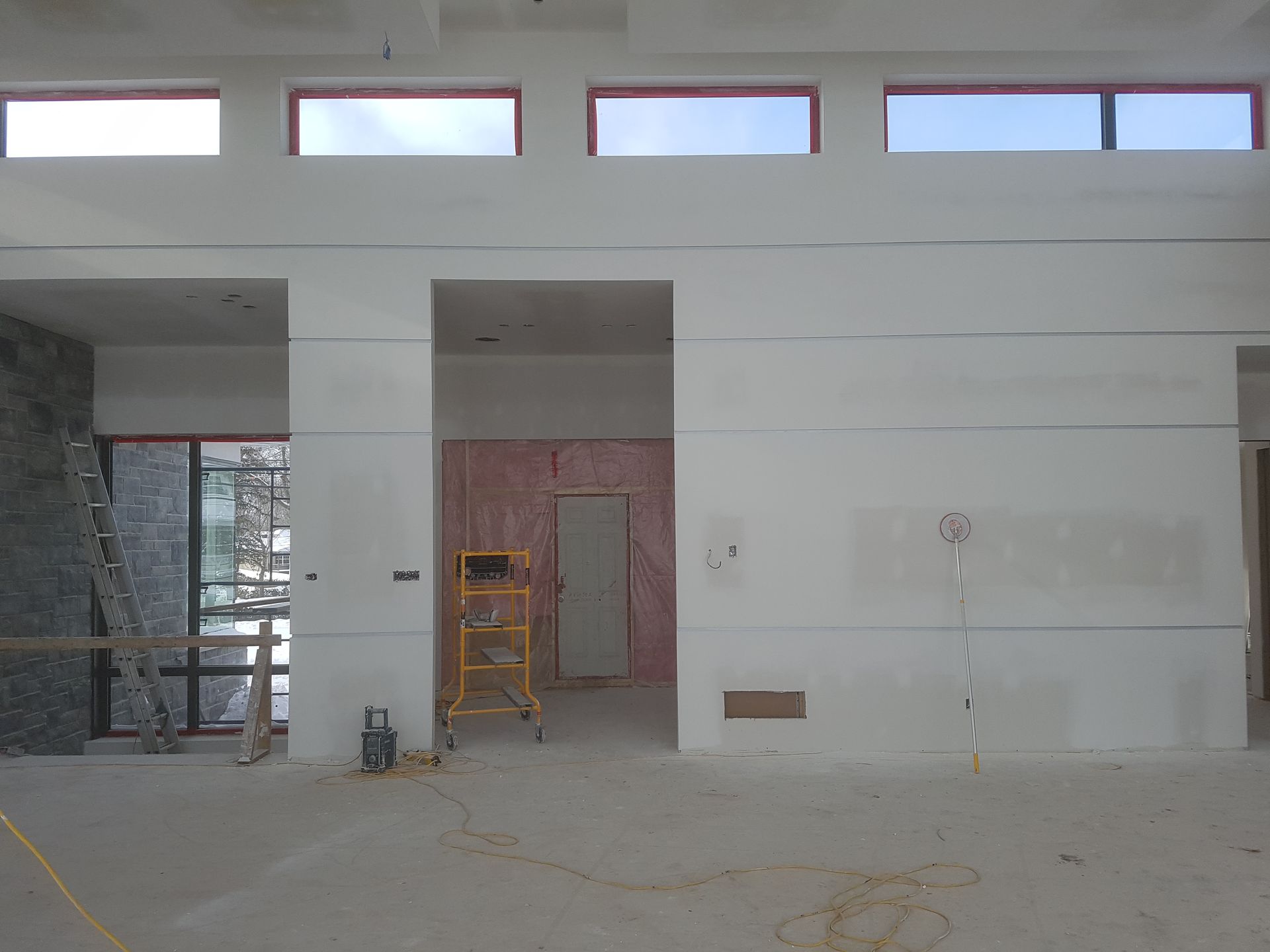 Une pièce vide avec une échelle au milieu