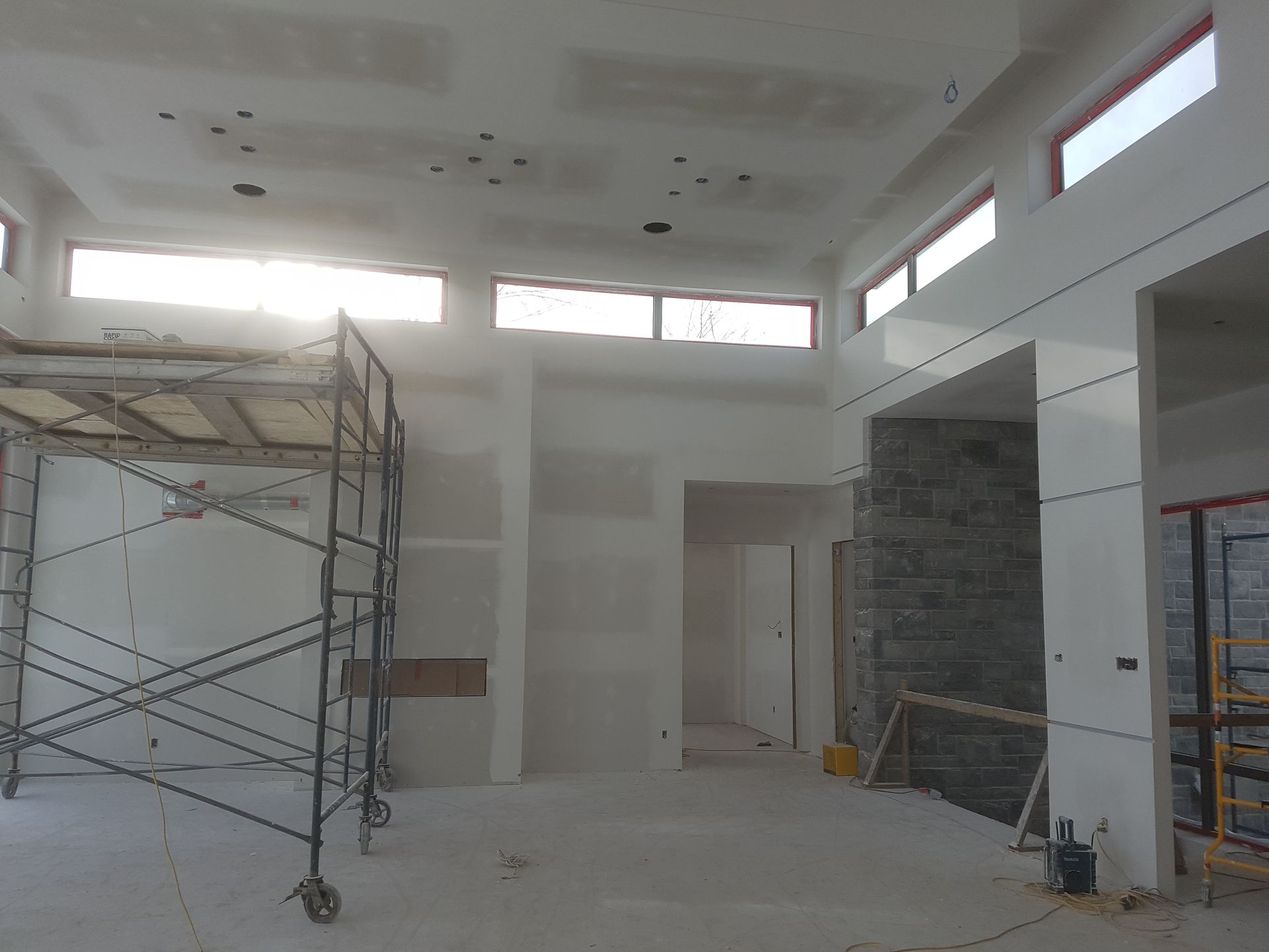 Une grande pièce avec un échafaudage au milieu.