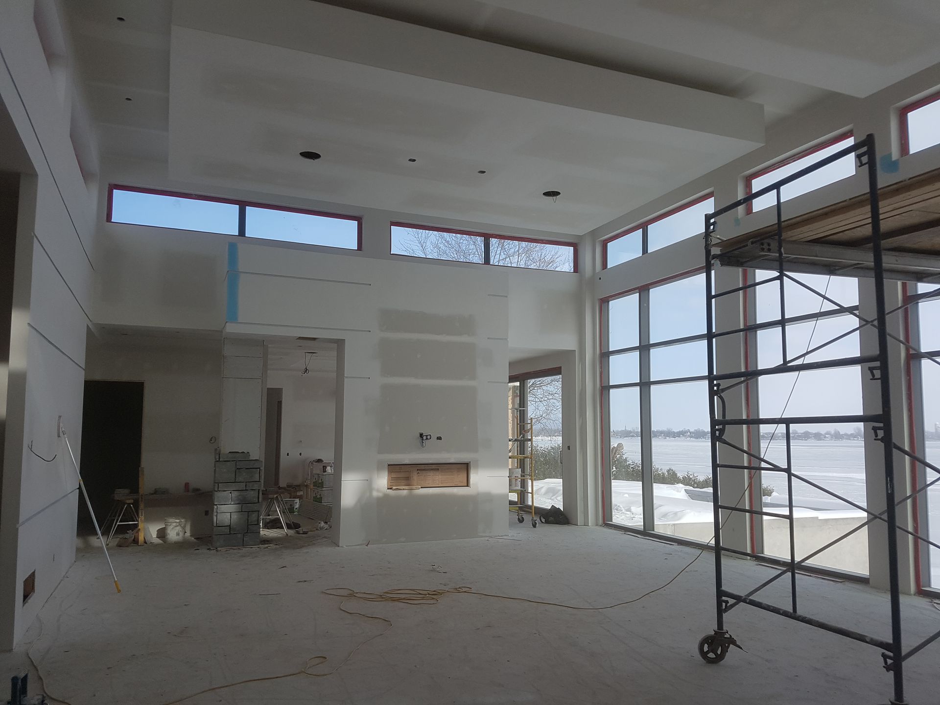 Une grande pièce avec beaucoup de fenêtres et un échafaudage
