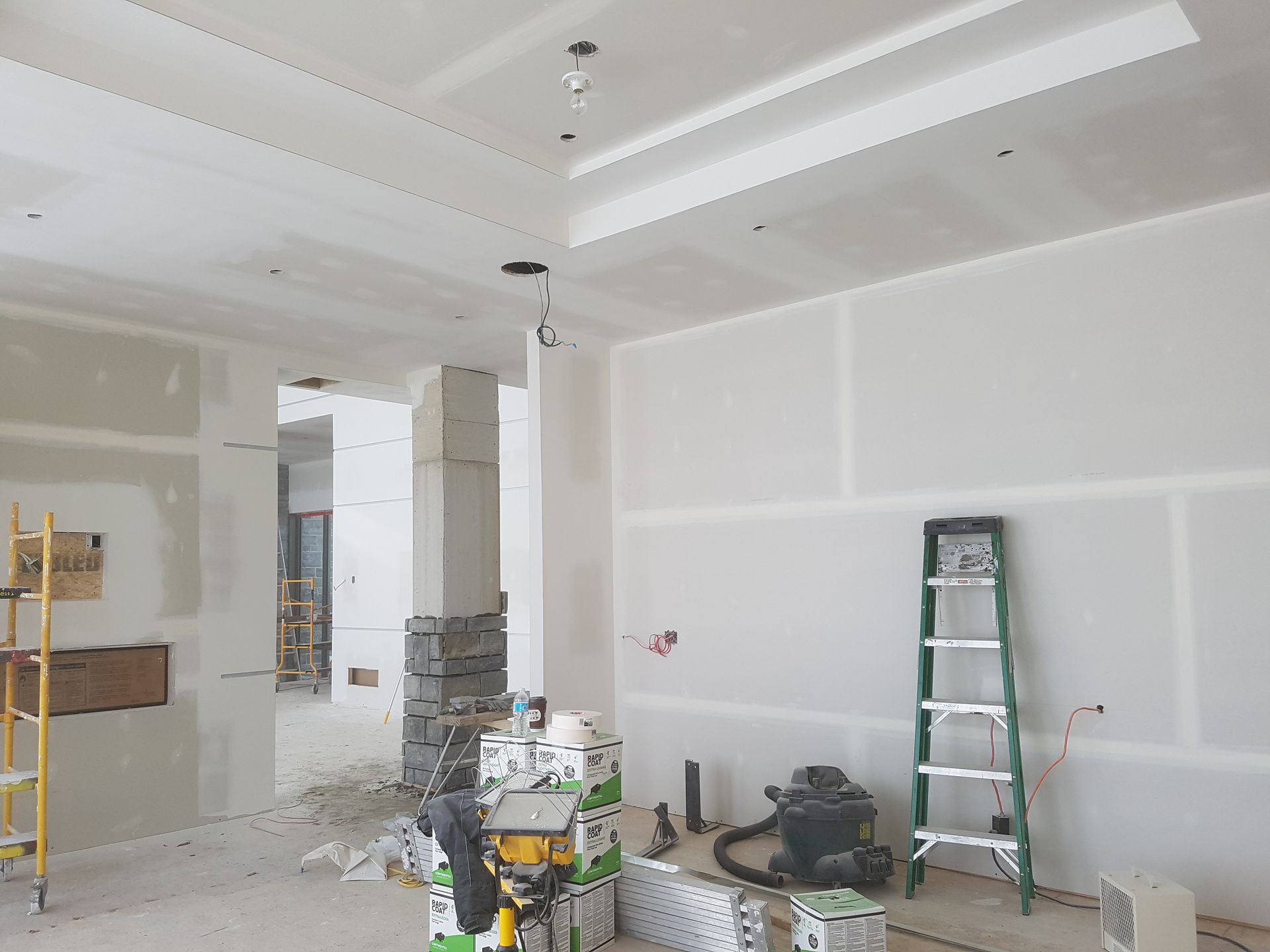 Il y a une échelle au milieu de la pièce.