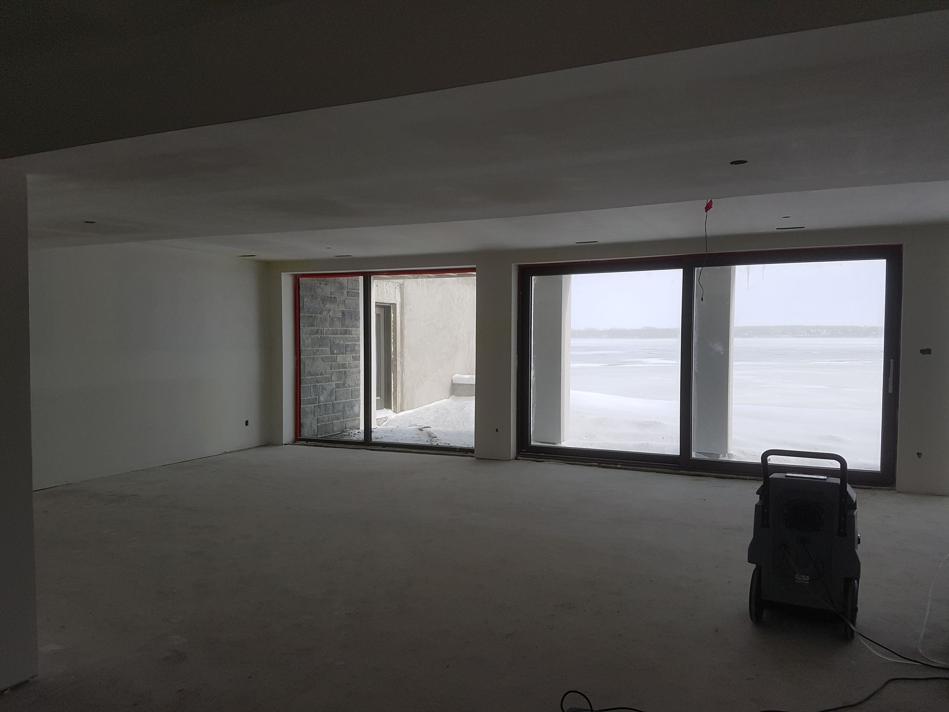 Une pièce vide avec des portes coulissantes en verre et un aspirateur