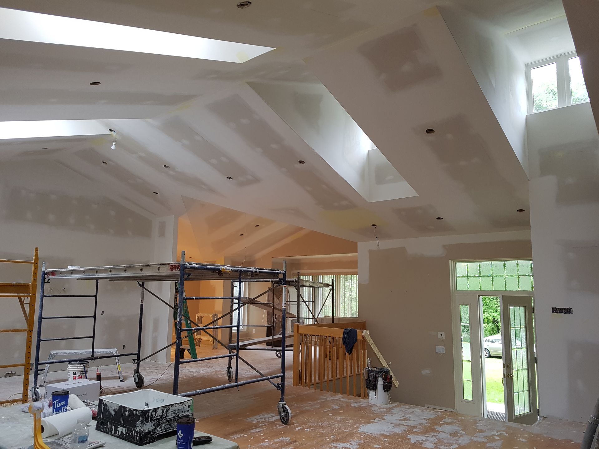 Une grande pièce avec un échafaudage au milieu