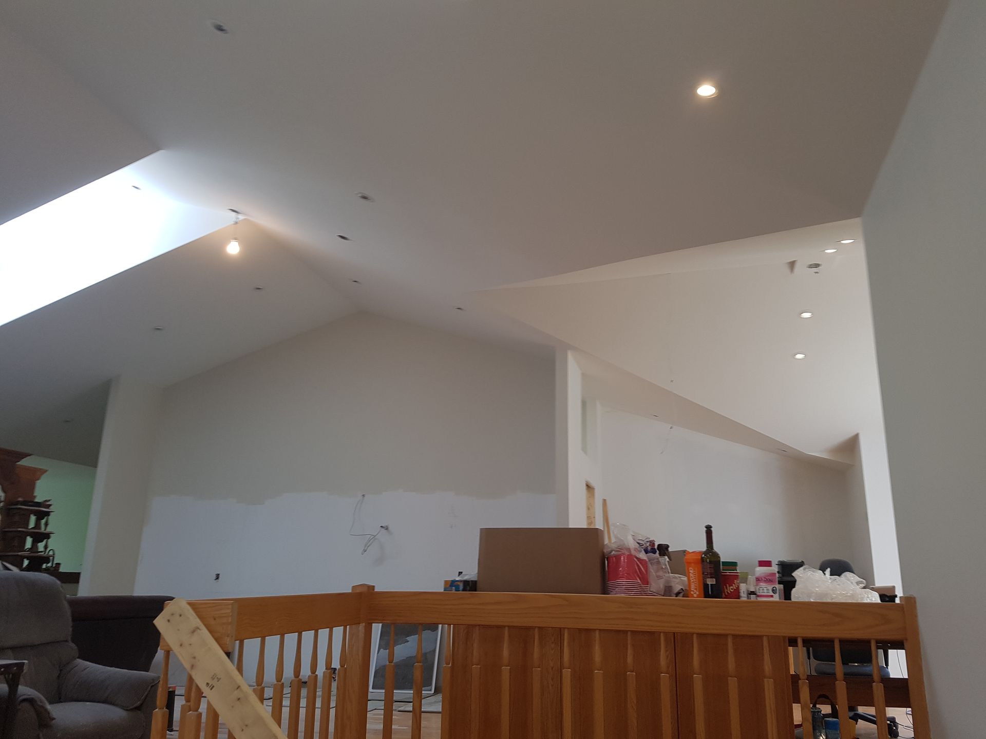 Il y a une balustrade en bois au milieu de la pièce.