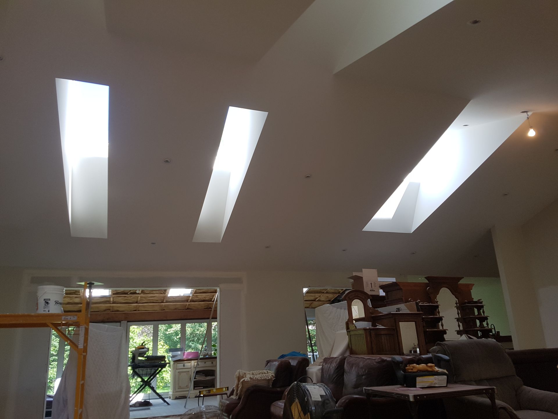 Un salon avec beaucoup de fenêtres et un canapé.