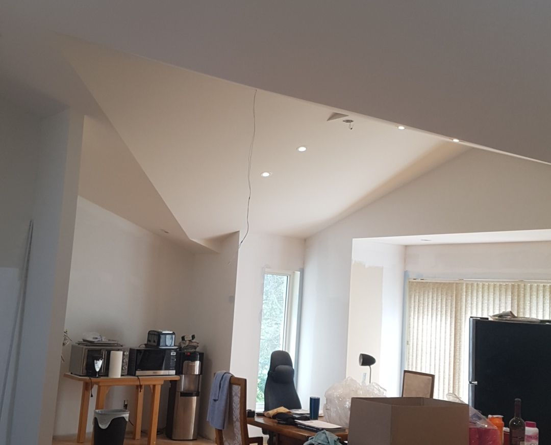 Un salon avec un plafond voûté et des boîtes au sol