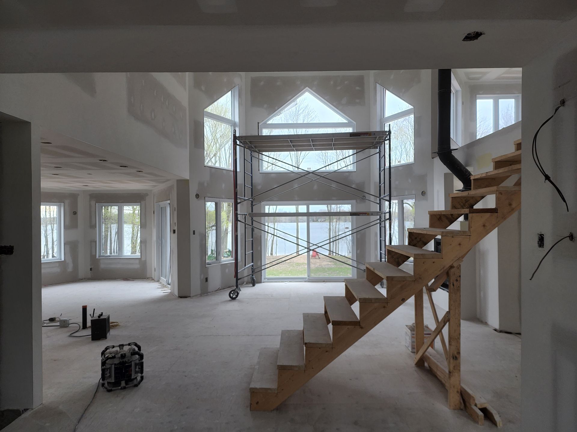 Un escalier en bois est en cours de construction dans une maison en construction