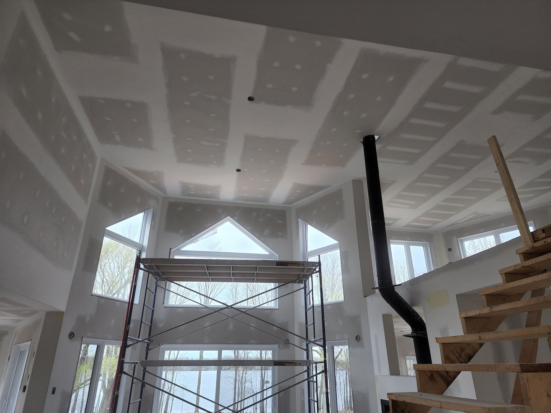 Il y a un échafaudage au milieu de la pièce.