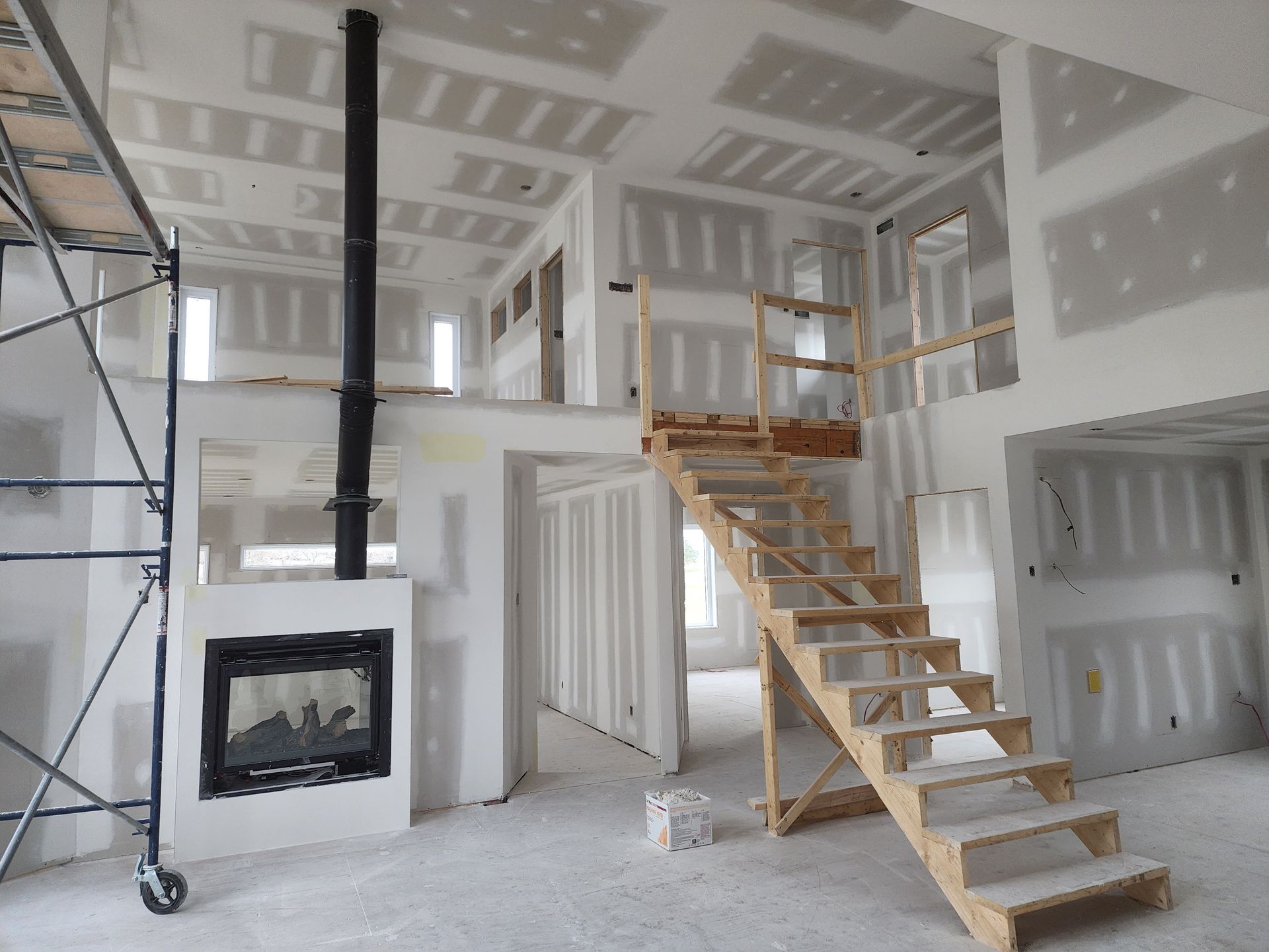 Une maison en construction avec des escaliers et une cheminée