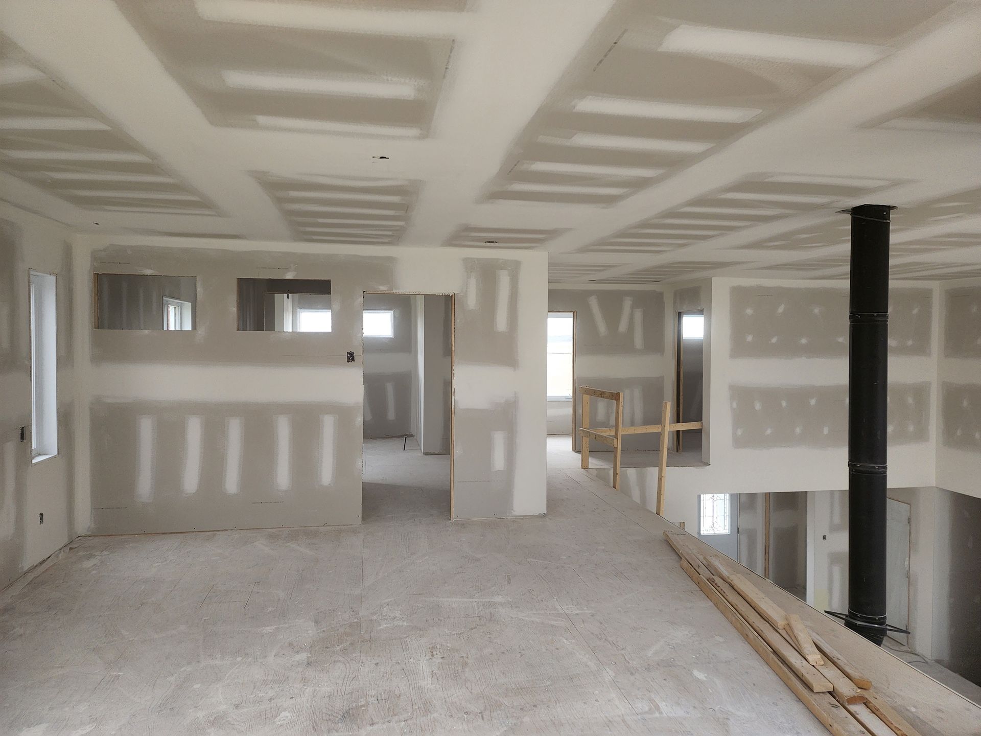 Une grande pièce vide avec des cloisons sèches sur les murs et le plafond